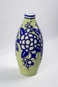 Vue latérale du vase D.1121 par Boch Keramis, décor floral en émaux