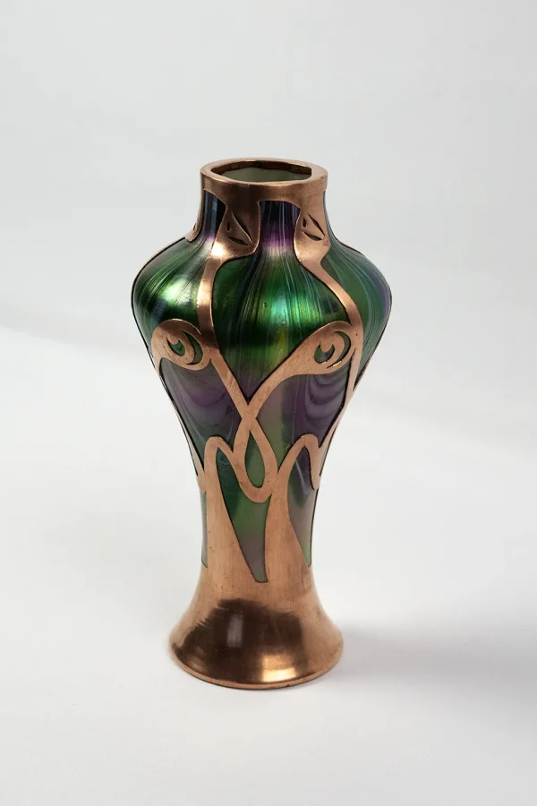 Vase en verre Loetz style – perspective trois quarts.