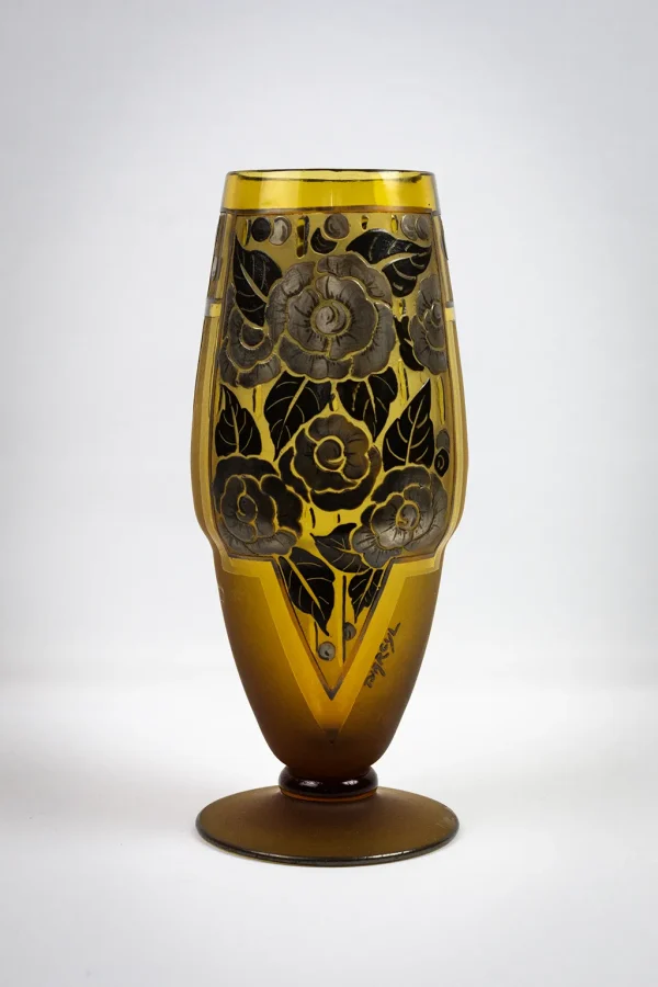 Vase D’Argyl en verre ambre, vue de face montrant le décor floral dégagé à l’acide