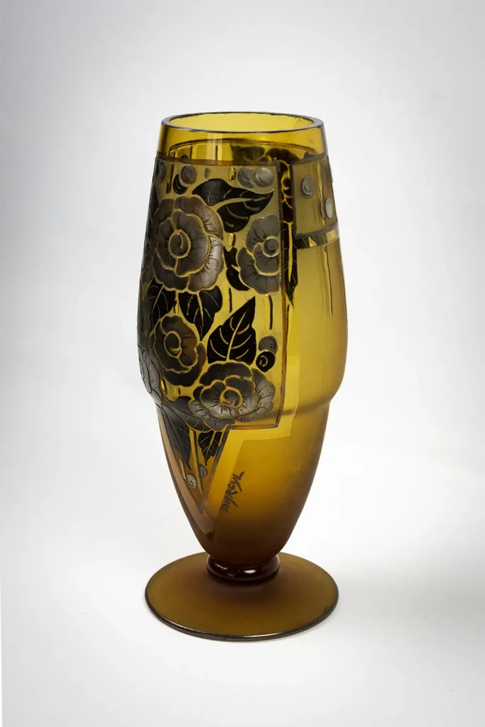 Vue latérale du vase montrant la richesse du décor floral