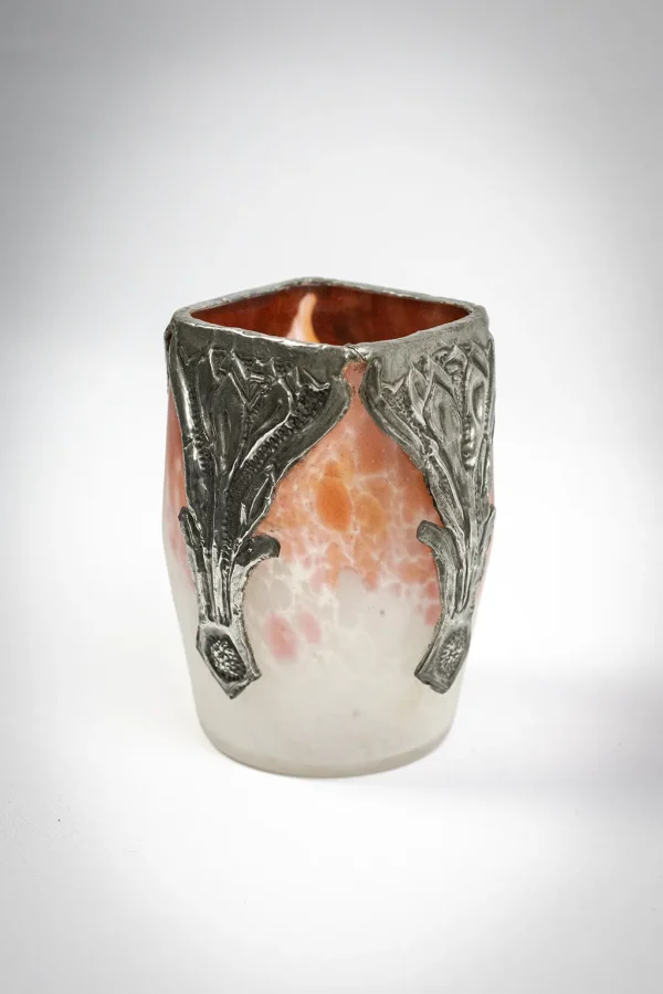 Vase Art Nouveau en verre et étain – vue de trois-quarts haut