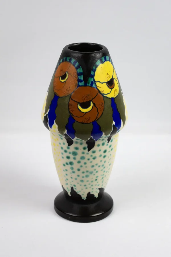 Vase en céramique Art Déco de forme obus signé D’Argyl, vue de face