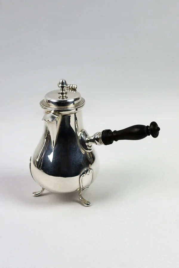 Cafetière égoïste en métal argenté avec manche en ébène, vue de trois-quarts