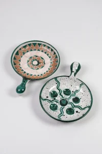 Paire de poêlons en céramique Charles Voltz Vallauris – vue oblique