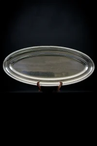 Grand plat de service en métal argenté présenté sur un support