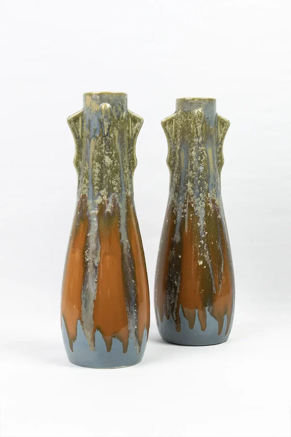 Vase De Bruyn Fives-Lille n°4751 – vue de trois-quarts, émaux gris-bleu et orange