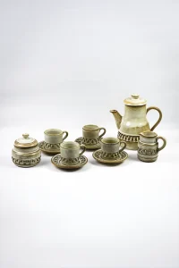 Ensemble du service à café en céramique beige signé Bessone Vallauris