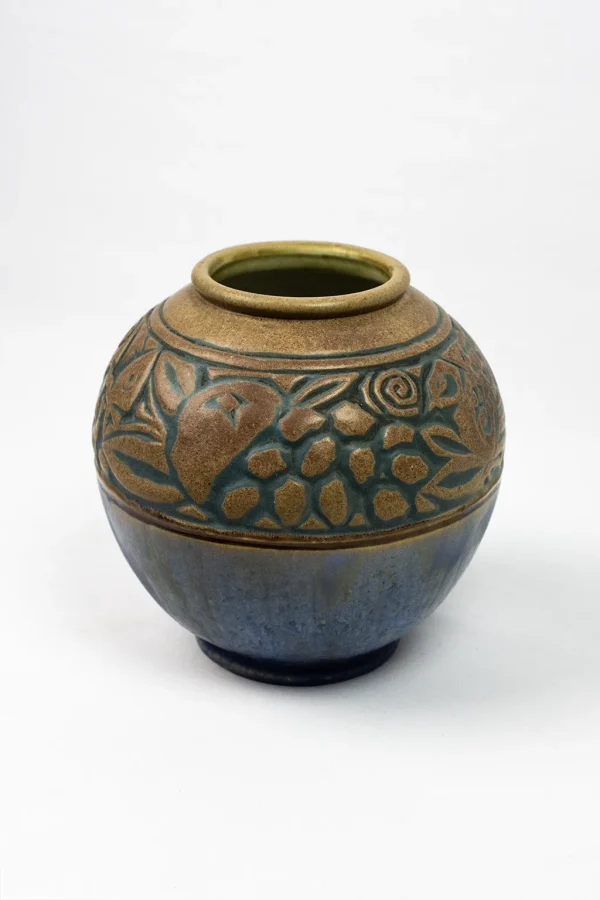Vase Mougin Ventrillon, profil gauche, frise florale incisée