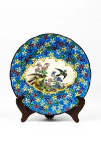 Détail du décor cloisonné floral de l’assiette Longwy