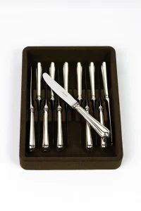 Coffret de 12 couteaux à dessert Christofle modèle Spatours en métal argenté, un couteau en travers de l'écrin