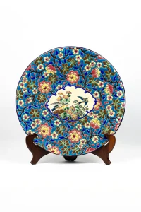 Plat rond en faïence émaillée signé Longwy, décor central d’oiseaux et fleurs