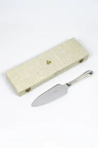 pelle à tarte Christofle posée à côté de son écrin fermé