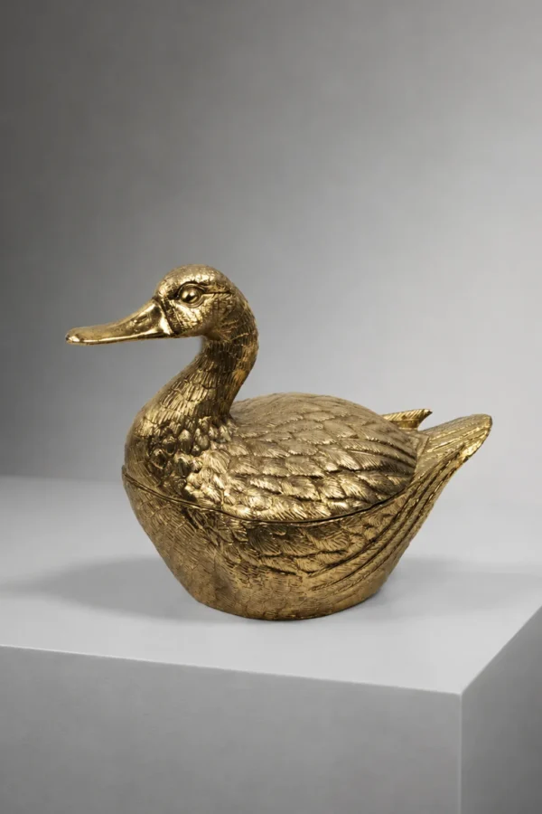 Photo de présentation seau à glaçons représentant un canard en métal doré Mauro Manetti vendue chez Maison Quand Même