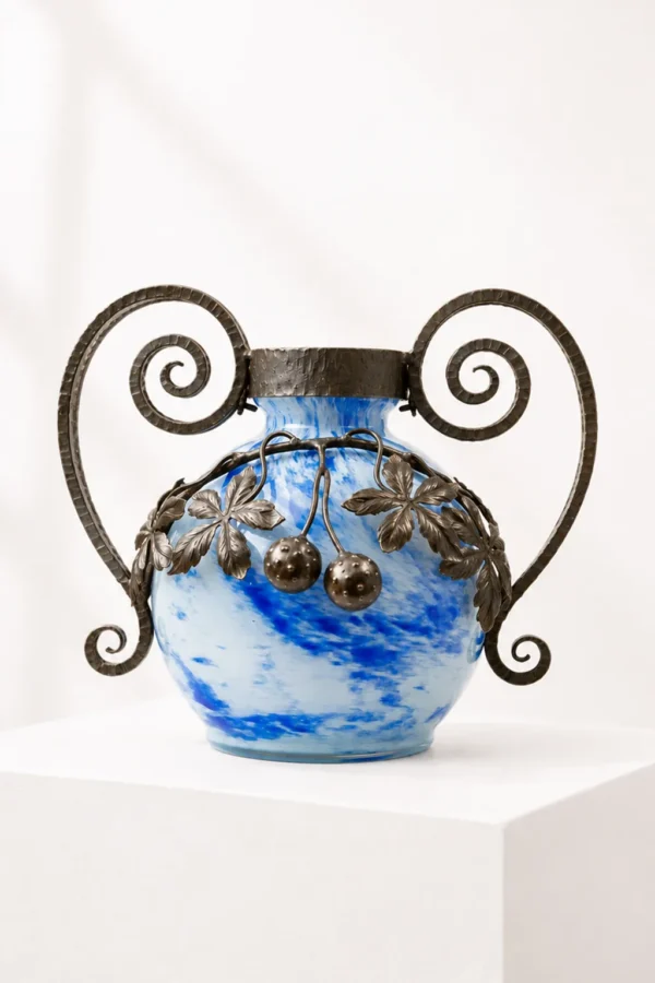 Photo de présentation vase en verre bleu à anses en fer forgé décor de grappes de raisin André Delatte Nancy en vente sur la boutique Maison Quand Même