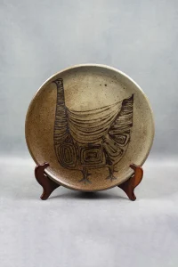 Plat en grès Michel Gardelle sur support, décor de volatile stylisé