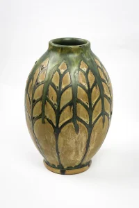 Vase en grès émaillé Charles Catteau pour Boch Frères Keramis, décor 638 à motifs végétaux stylisés en coulure, forme 899, vue trois-quarts gauche mettant en évidence la texture du grès vitrifié et les nuances brun, vert et turquoise.