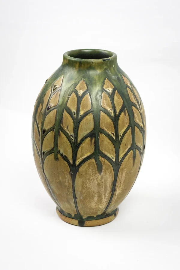 Vase en grès émaillé Charles Catteau pour Boch Frères Keramis, décor 638 à motifs végétaux stylisés en coulure, forme 899, vue trois-quarts gauche mettant en évidence la texture du grès vitrifié et les nuances brun, vert et turquoise.