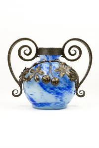 Vase André Delatte Nancy en verre marmoréen bleu et blanc, monture en fer forgé à décor de marronnier, style Art Nouveau