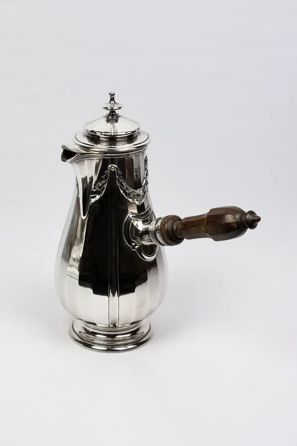 Chocolatière Christofle Gallia en métal argenté à décor de guirlandes de feuillage – vue latérale