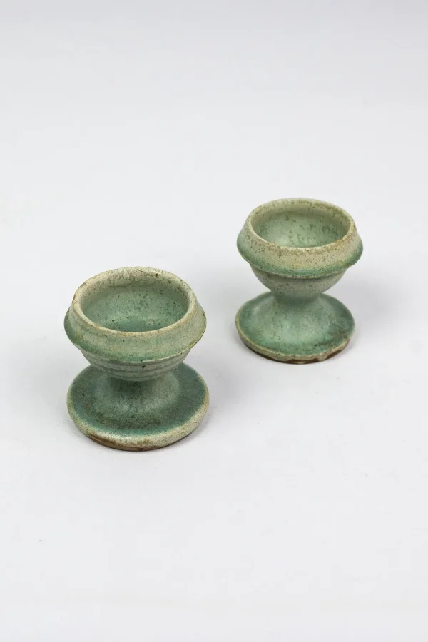Paire de coquetiers en grès turquoise d’Alexandre Bigot, vue de trois-quarts