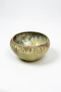 Coupe en grès émaillé crème et bleu par Alexandre Bigot, vue de trois-quarts