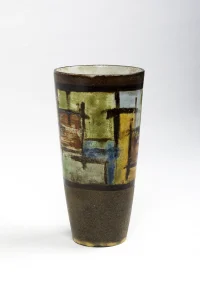 Petit vase Kostanda Vallauris — vue trois-quarts, décor brun et miel