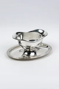 Saucière Christofle en métal argenté, dans le goût du modèle Vendôme Filet, vue de trois-quarts