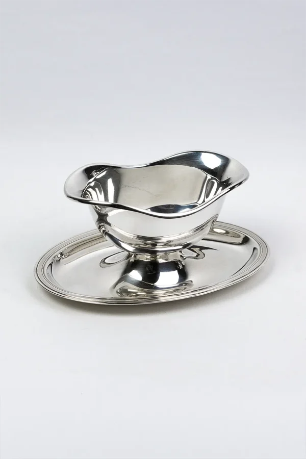 Saucière Christofle en métal argenté, dans le goût du modèle Vendôme Filet, vue de trois-quarts
