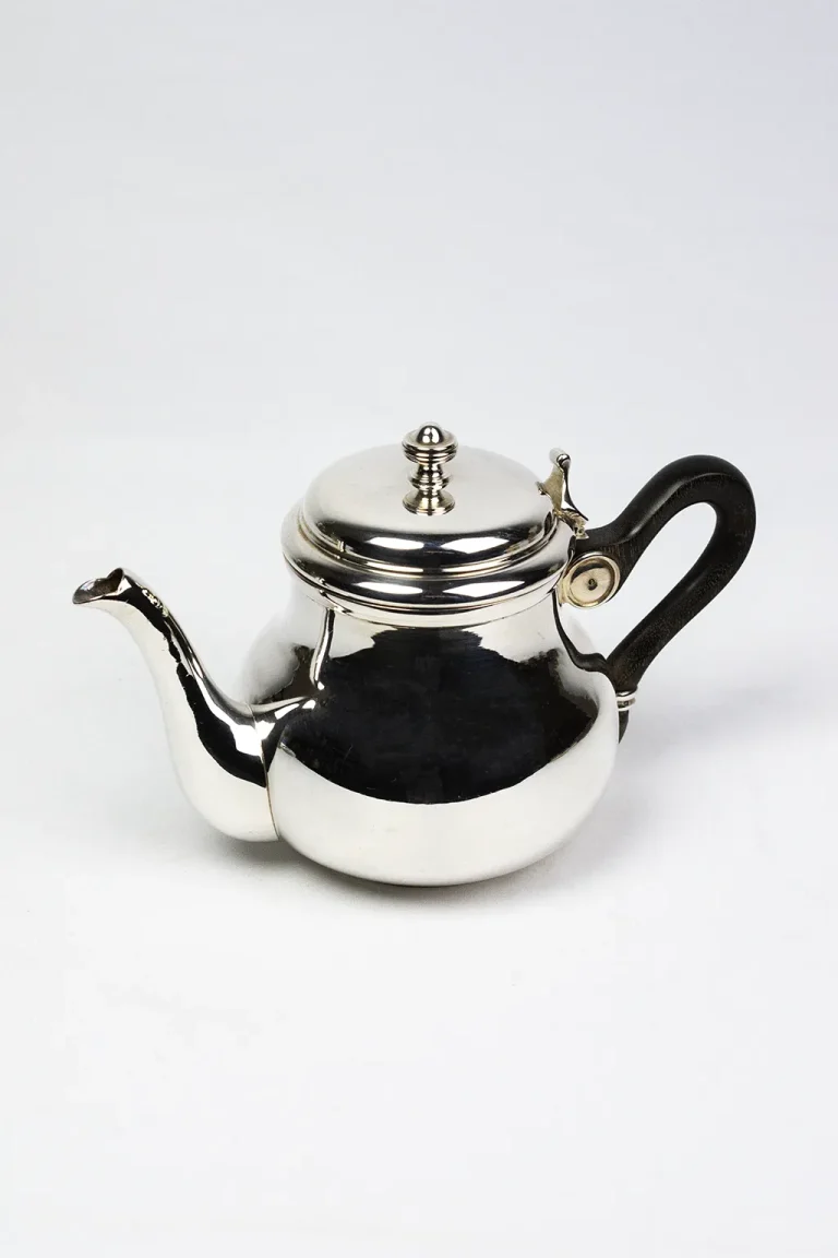 Théière Christofle en métal argenté, vue de trois-quarts, prise en bois noir