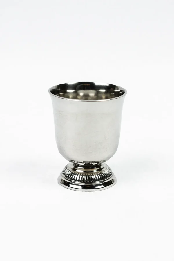 Coquetier / timbale en métal argenté, vue très légèrement en plongée - portrait
