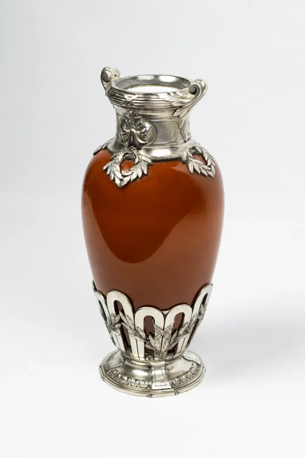 Vase Gallia Christofle en opaline orange avec monture en métal argenté, vue entière de trois-quarts