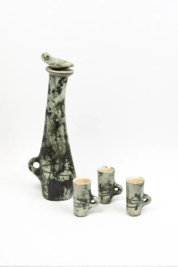 Carafe en céramique verte et noire signée Jacques Blin, vue de face avec ses trois verre à liqueur