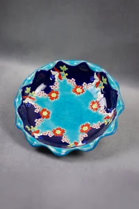 Coupe polylobée Longwy Roxane, vue oblique montrant le contraste turquoise et bleu nuit.