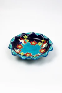 Coupelle Longwy Roxane vue oblique, décor floral sur fond turquoise craquelé.