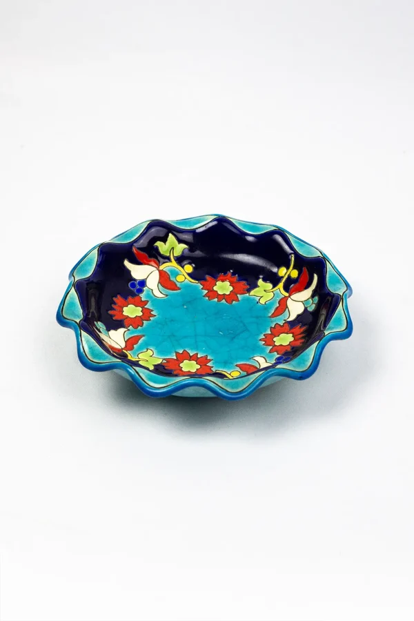 Coupelle Longwy Roxane vue oblique, décor floral sur fond turquoise craquelé.