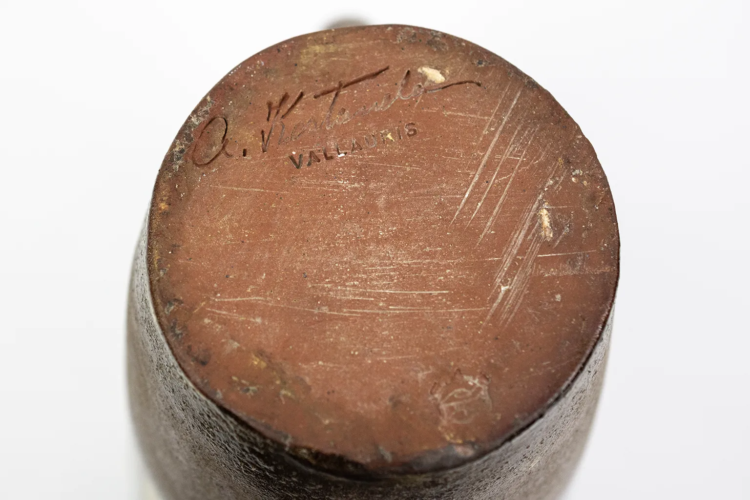 Signature Kostanda Vallauris sous la base du pichet