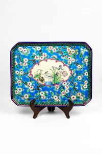 Plateau ancien Longwy 1894 en faïence émaillée, décor floral polychrome sur pied de présentation