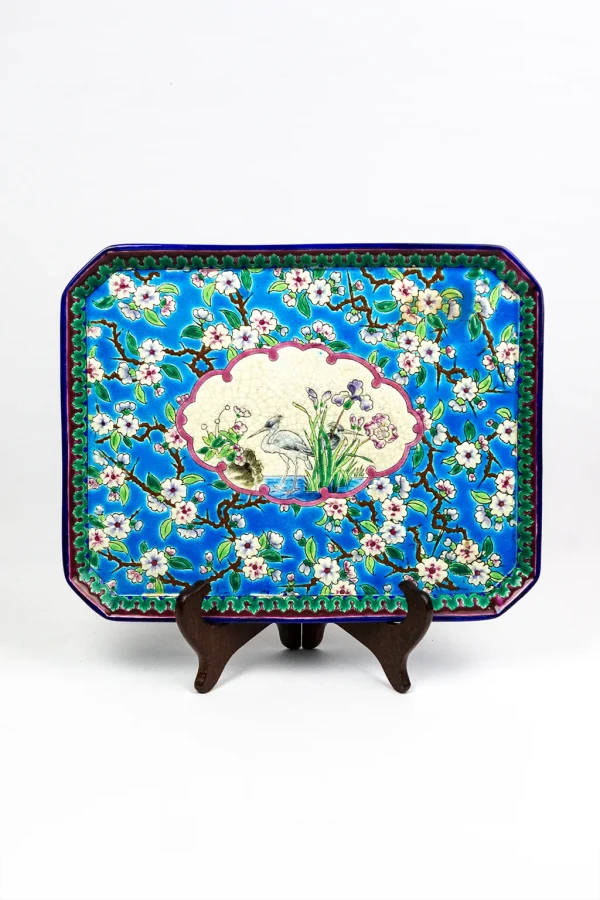 Plateau ancien Longwy 1894 en faïence émaillée, décor floral polychrome sur pied de présentation