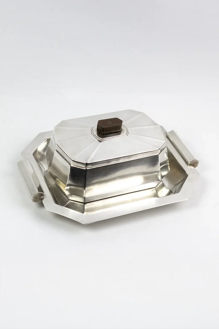 Boîte Art Déco Kirby Beard & Christofle en métal argenté, portrait de biais