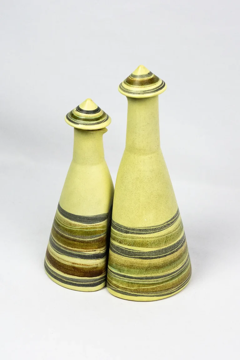 Huilier et vinaigrier en céramique Marcel Guillot, vue d’ensemble