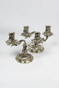 Paire de bougeoirs Christofle XIXe siècle, décor floral Rococo, l'un derrière l'autre, en légère plongée