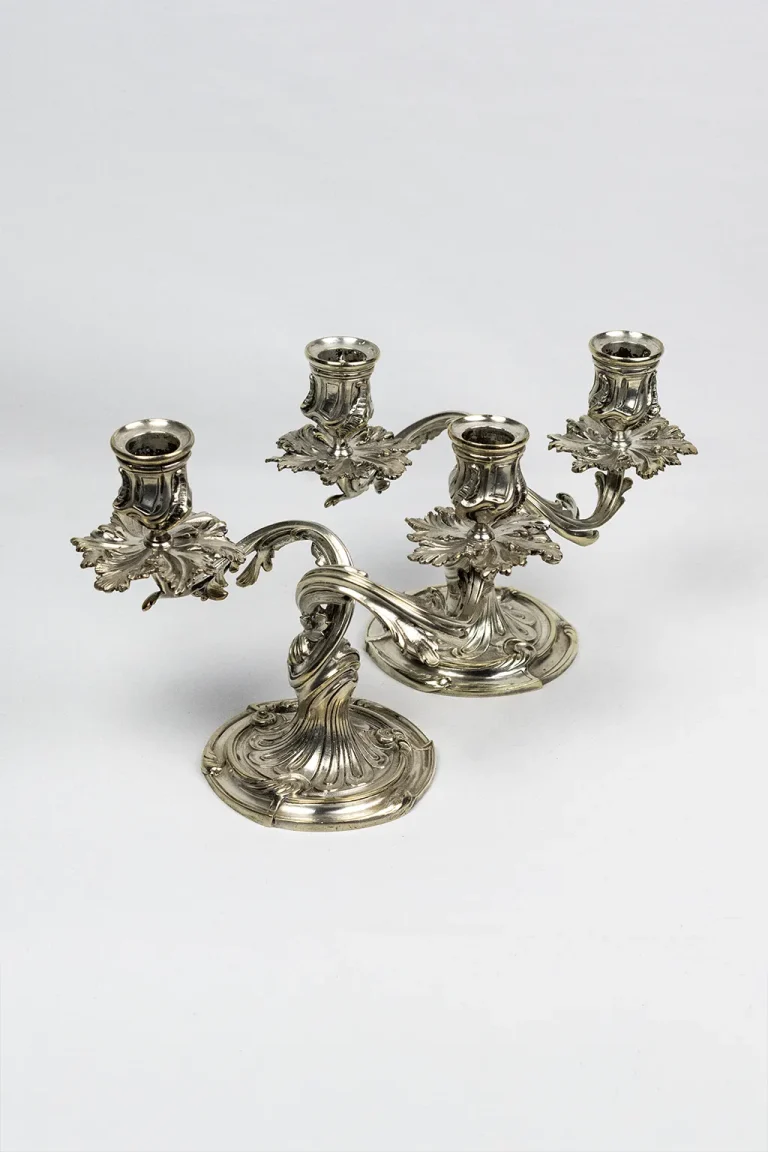 Paire de bougeoirs Christofle XIXe siècle, décor floral Rococo, l'un derrière l'autre, en légère plongée