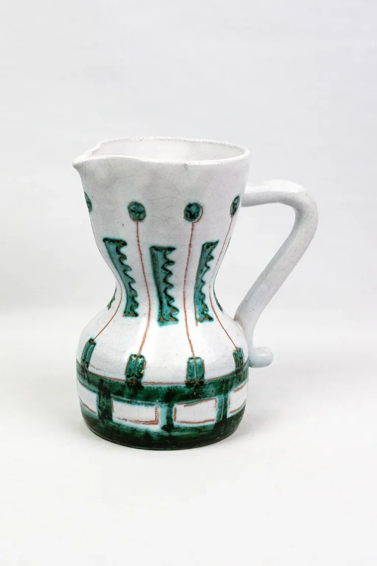 Pichet en céramique Vallauris mid-century signé Michel Alexandrov Allix, vue de profil