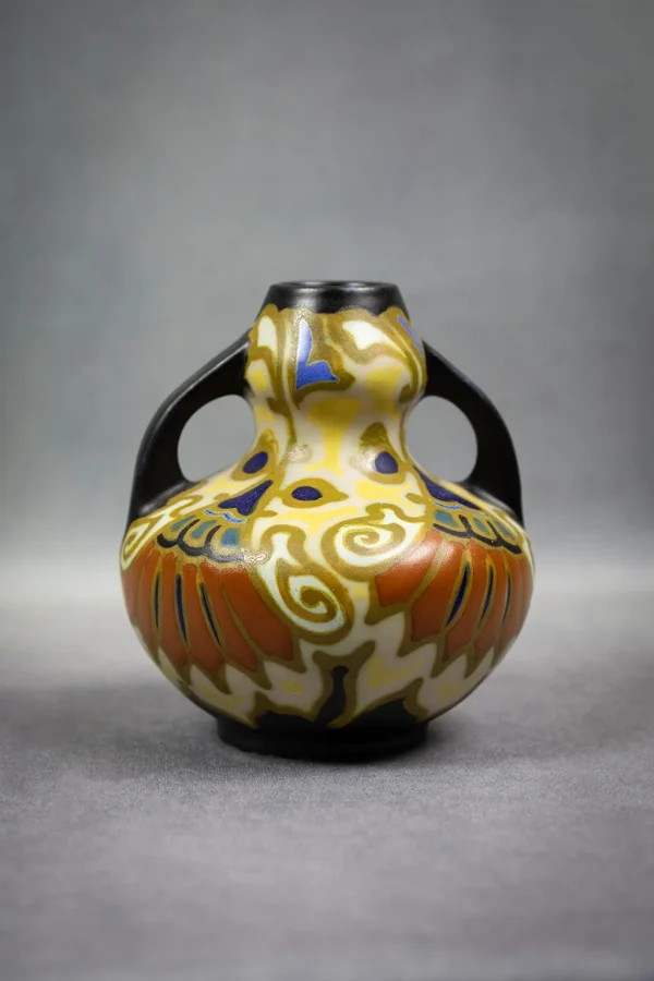 Vase à deux anses en faïence polychrome Regina, vue de face