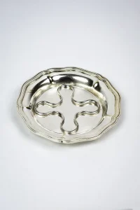 Dessous de bouteille Christofle métal argenté contours filets avec repose-bouteille trèfle, vue de trois quarts