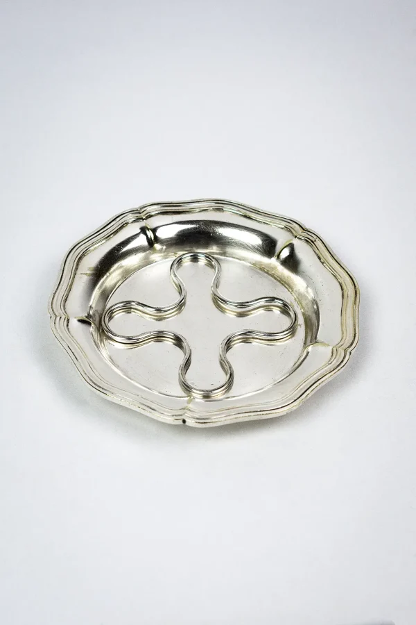 Dessous de bouteille Christofle métal argenté contours filets avec repose-bouteille trèfle, vue de trois quarts