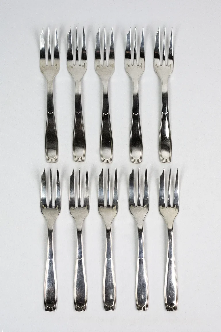 Suite de 10 fourchettes à dessert Christofle modèle Saigon en métal argenté Alfénide – vue d’ensemble
