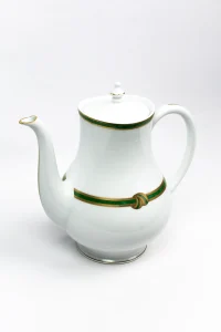 Théière Christofle modèle Ruban Vert en porcelaine blanche décor vert et or, vue de trois-quart