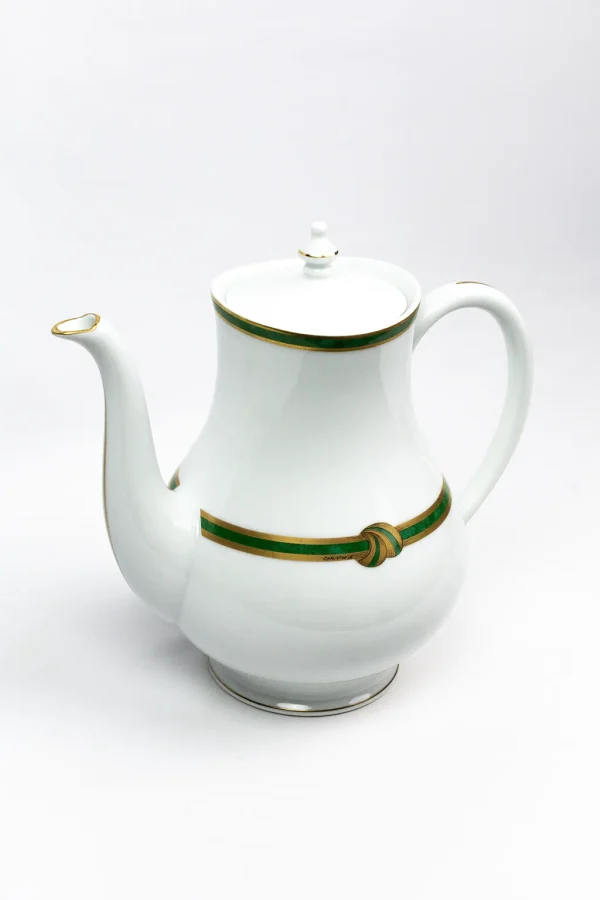 Théière Christofle modèle Ruban Vert en porcelaine blanche décor vert et or, vue de trois-quart