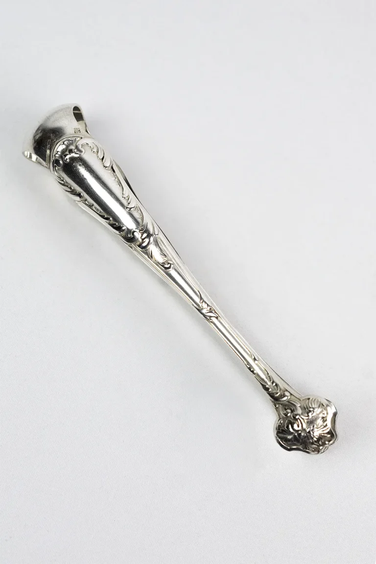 Vue d’ensemble pince à sucre Christofle ancienne en métal argenté